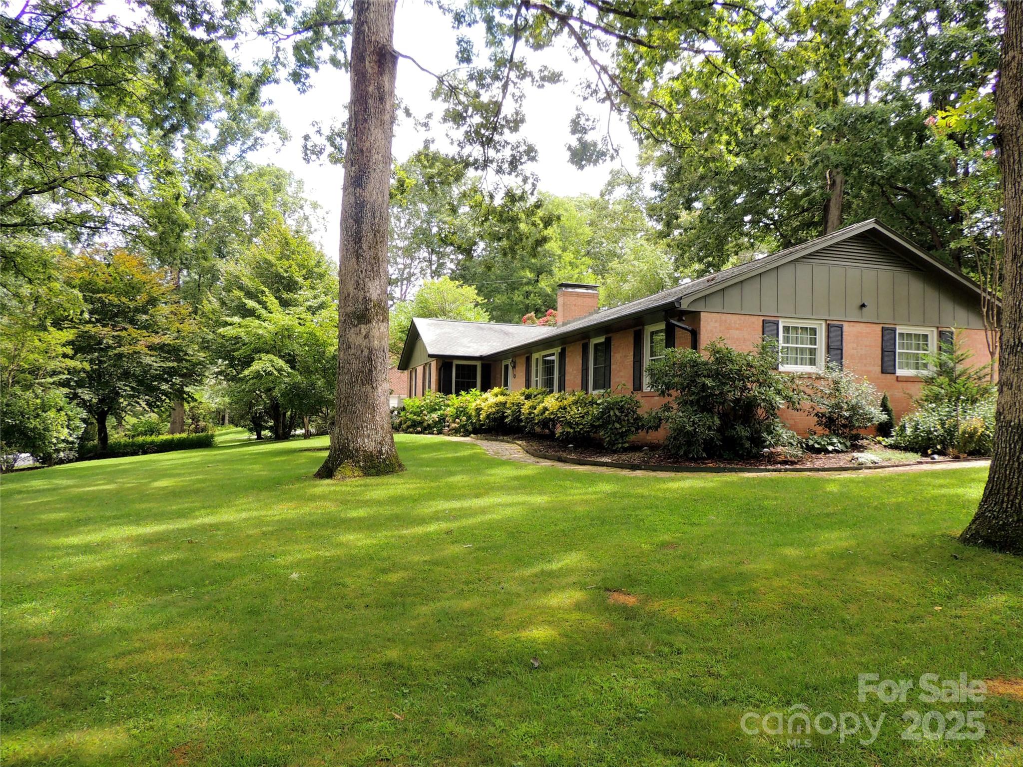 1220 Everette Place