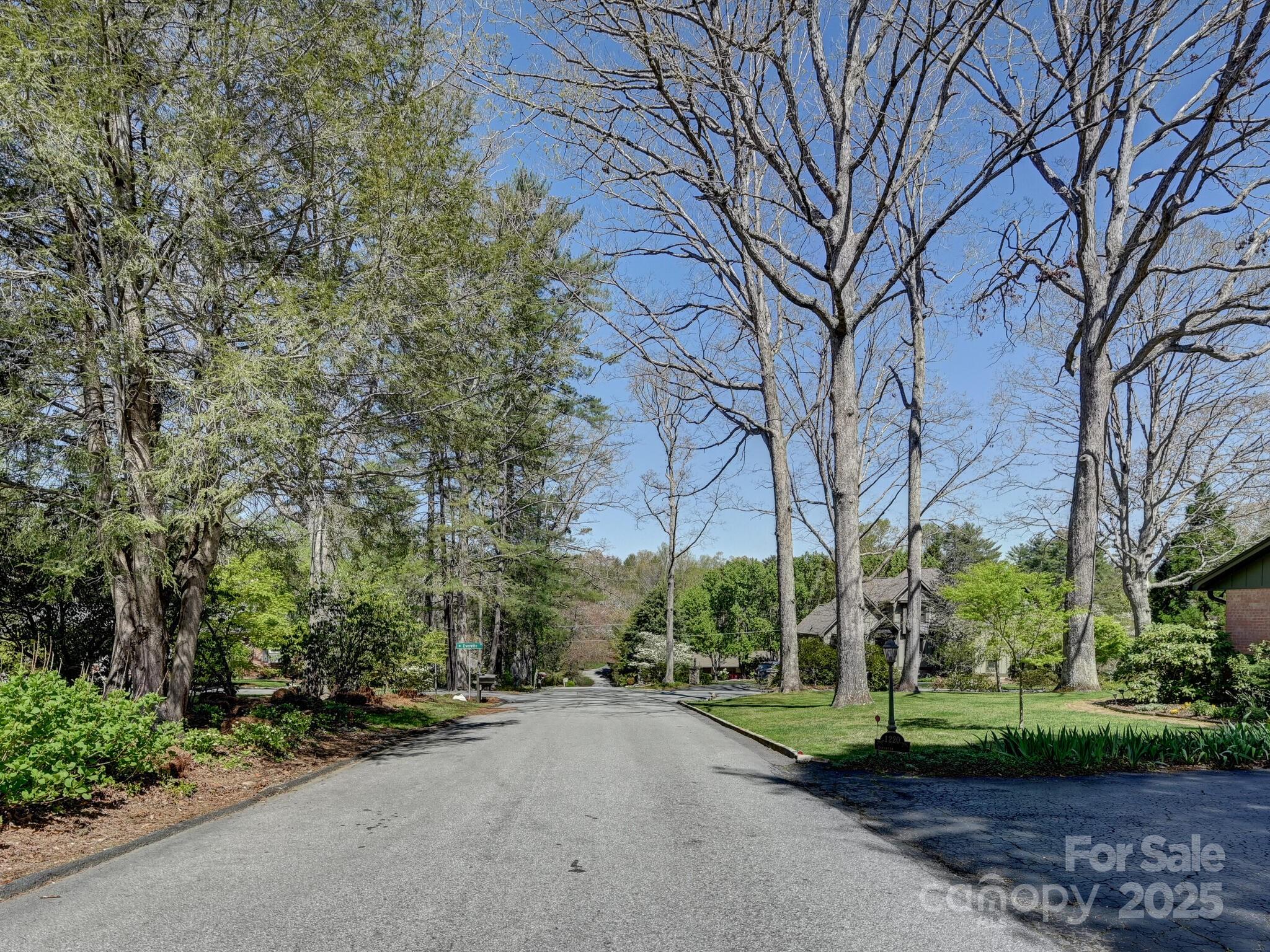 Hendersonville, North Carolina 28791, United States, 3 Bedrooms Bedrooms, ,2 BathroomsBathrooms,Residential,Under Contract,186258