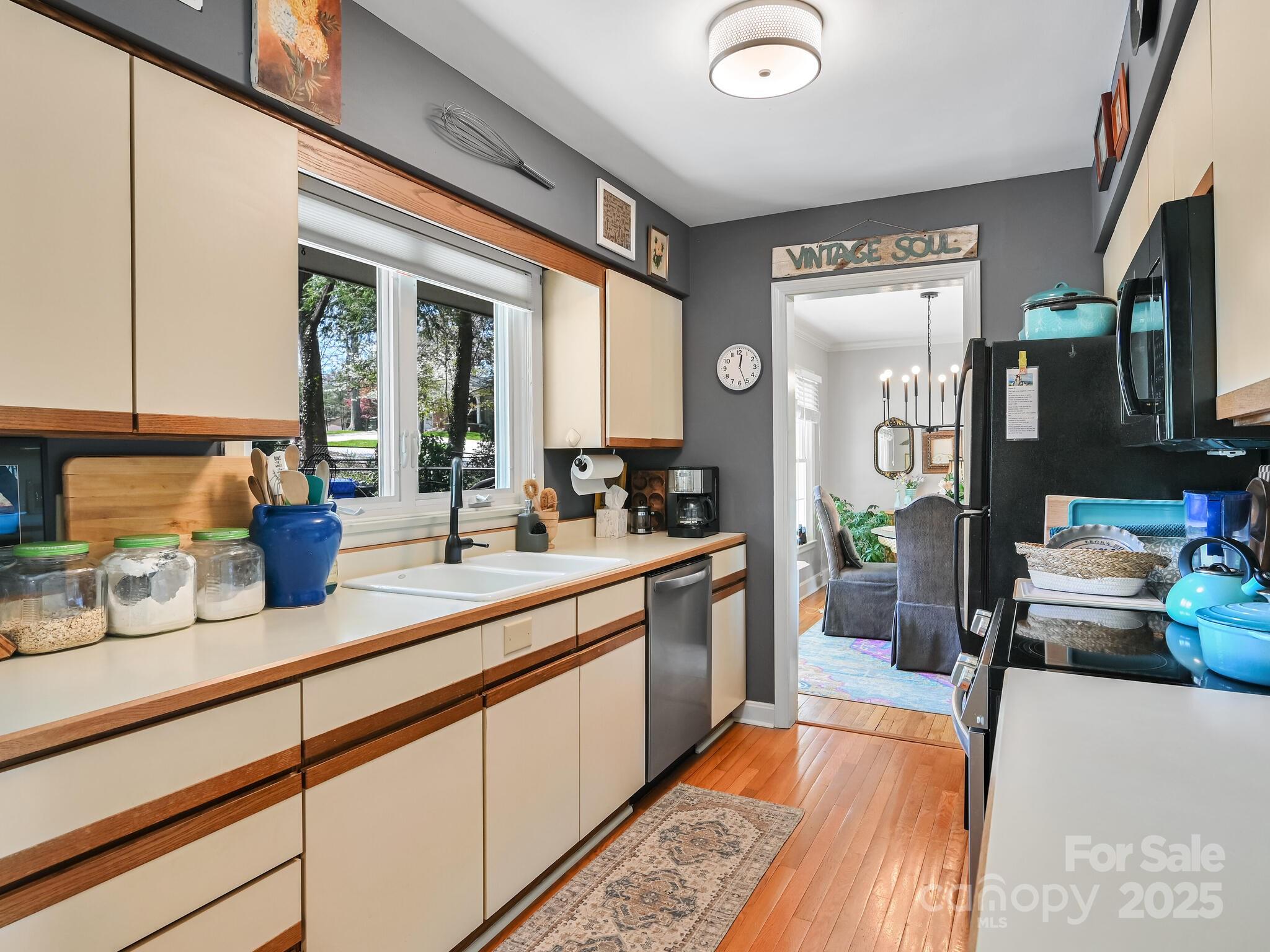 Hendersonville, North Carolina 28791, United States, 3 Bedrooms Bedrooms, ,2 BathroomsBathrooms,Residential,Under Contract,186258