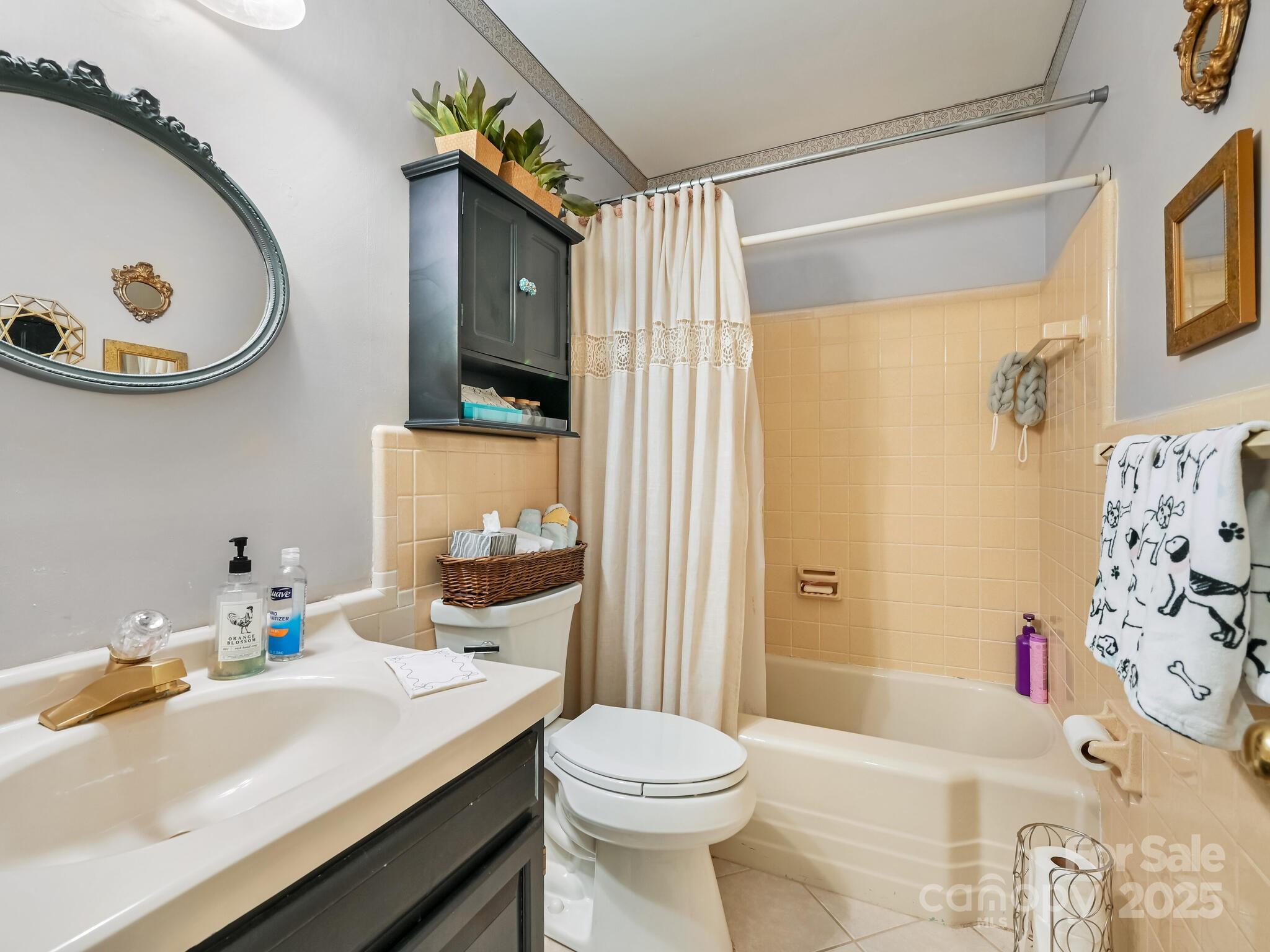 Hendersonville, North Carolina 28791, United States, 3 Bedrooms Bedrooms, ,2 BathroomsBathrooms,Residential,Under Contract,186258