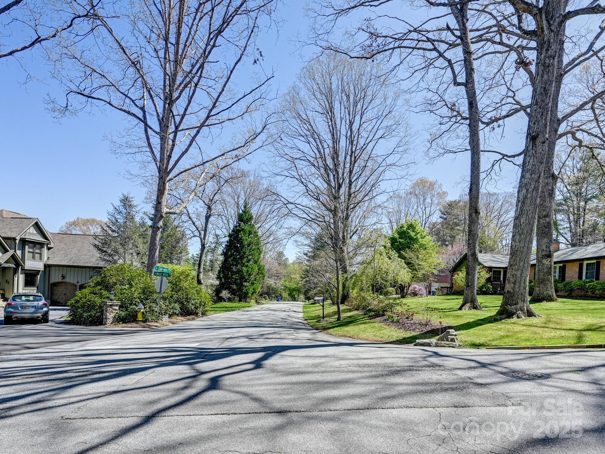 Hendersonville, North Carolina 28791, United States, 3 Bedrooms Bedrooms, ,2 BathroomsBathrooms,Residential,Under Contract,186258