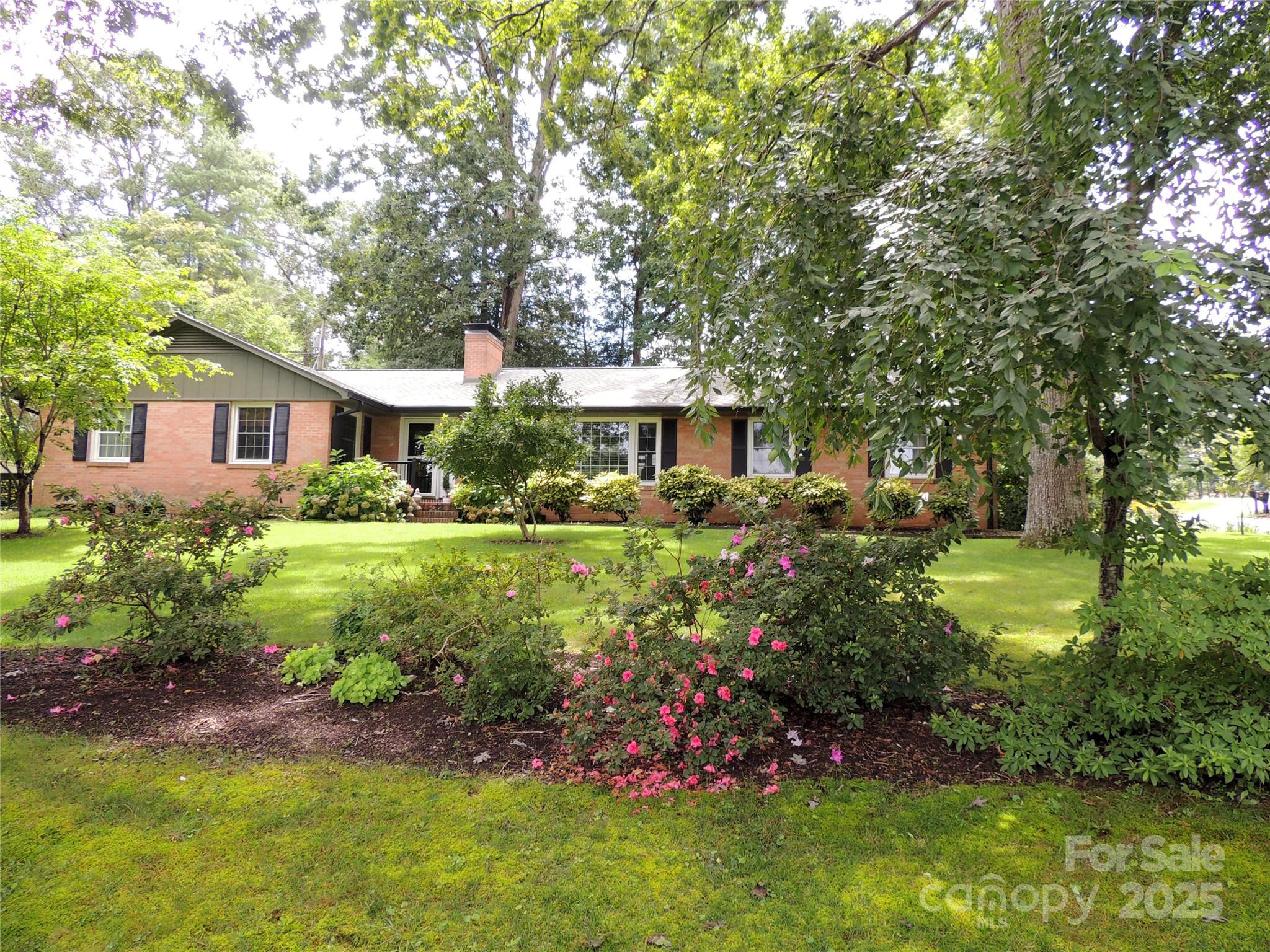 Hendersonville, North Carolina 28791, United States, 3 Bedrooms Bedrooms, ,2 BathroomsBathrooms,Residential,Under Contract,186258