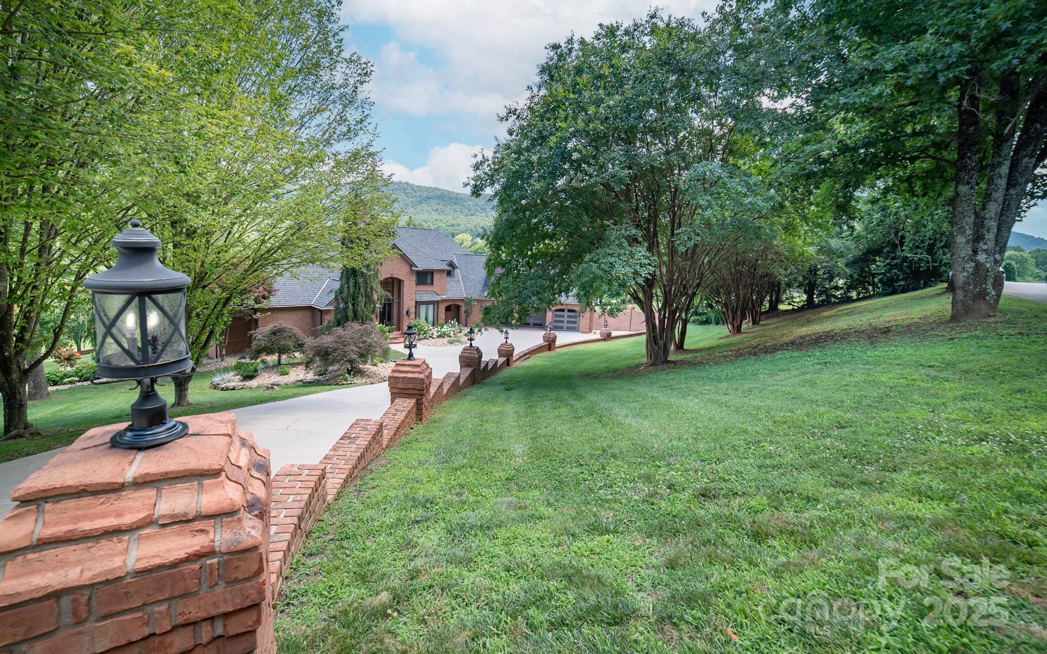 2770 Lakeview Drive