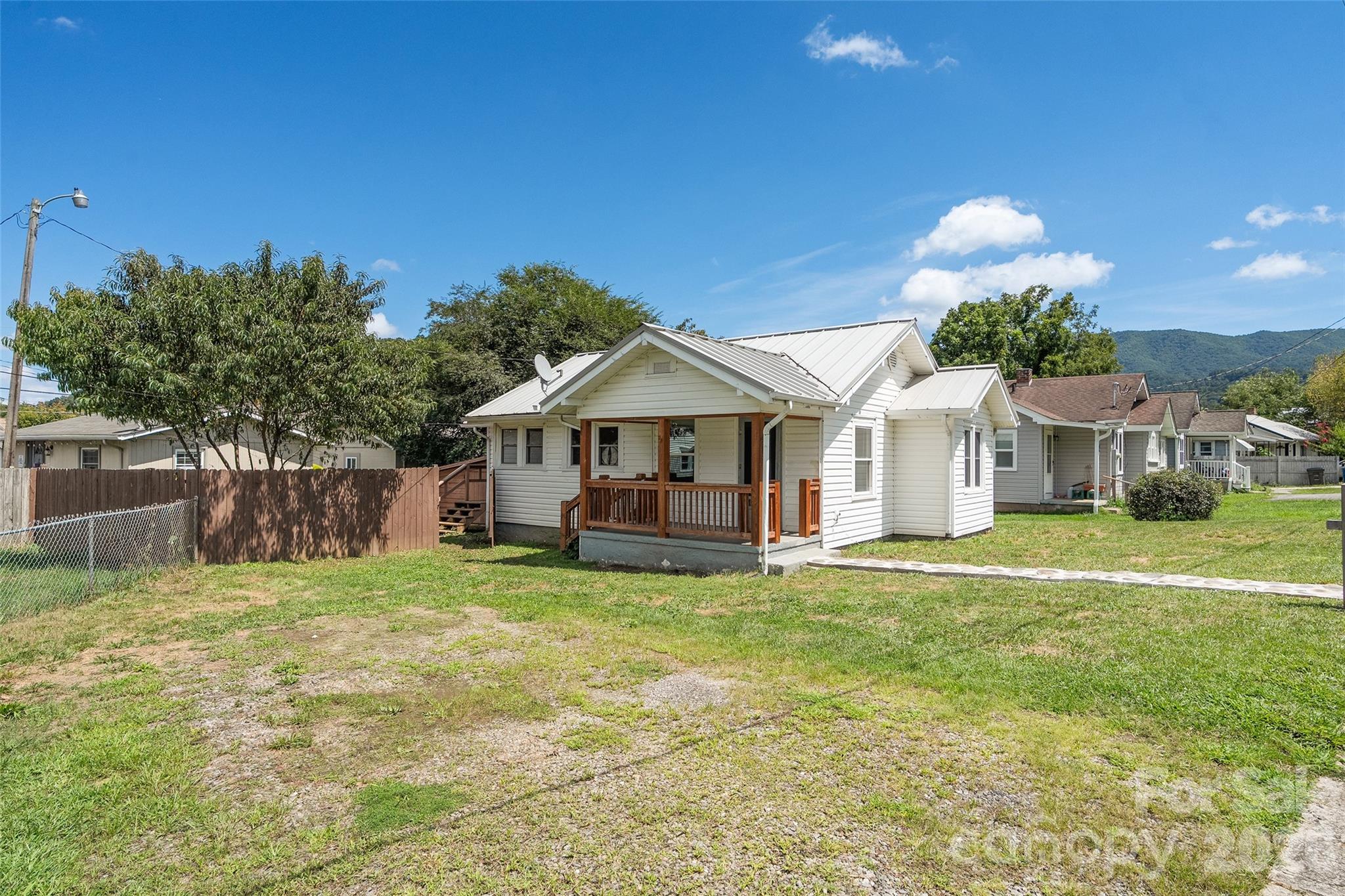 417 Riverbend Street