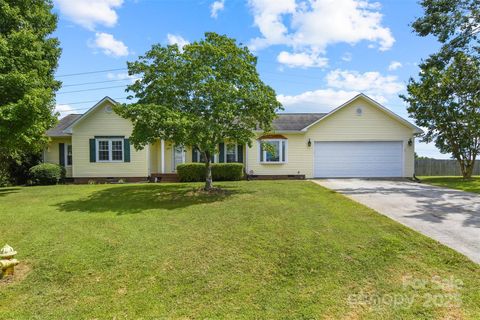 Photo of 1315 Pear Drive, Conover, NC 28613 (MLS # 4286363)