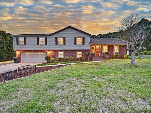 Photo of 7117 Rock Island Road, Charlotte, NC 28278 (MLS # 4371520)