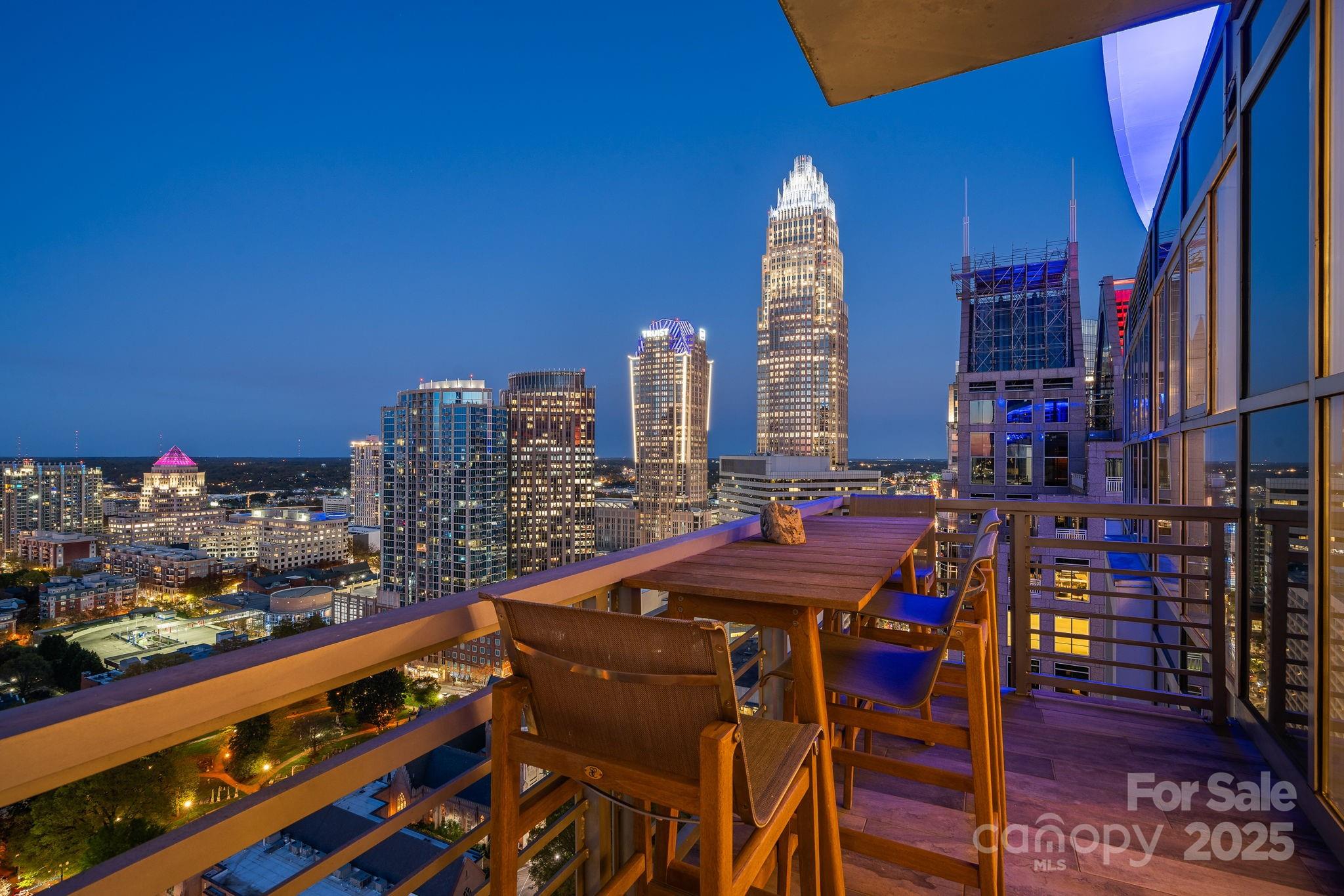 333 W Trade Street 2704