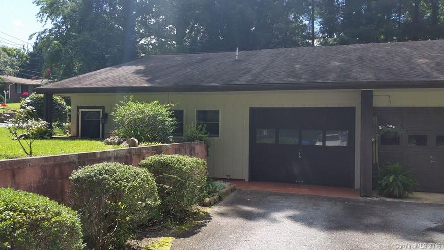 **Multiple Offers. Highest & Best Offer Deadline is 8/20/16 at 12pm EST.** Cute 2 bed/1.5 bath condo w/in walking distance of downtown Hendersonville. Home features an open layout including galley-style kitchen w/ breakfast bar, large living room w/ dining nook, laundry, enclosed patio, and 1-car attached garage. Ready for new owners to update and make their own!