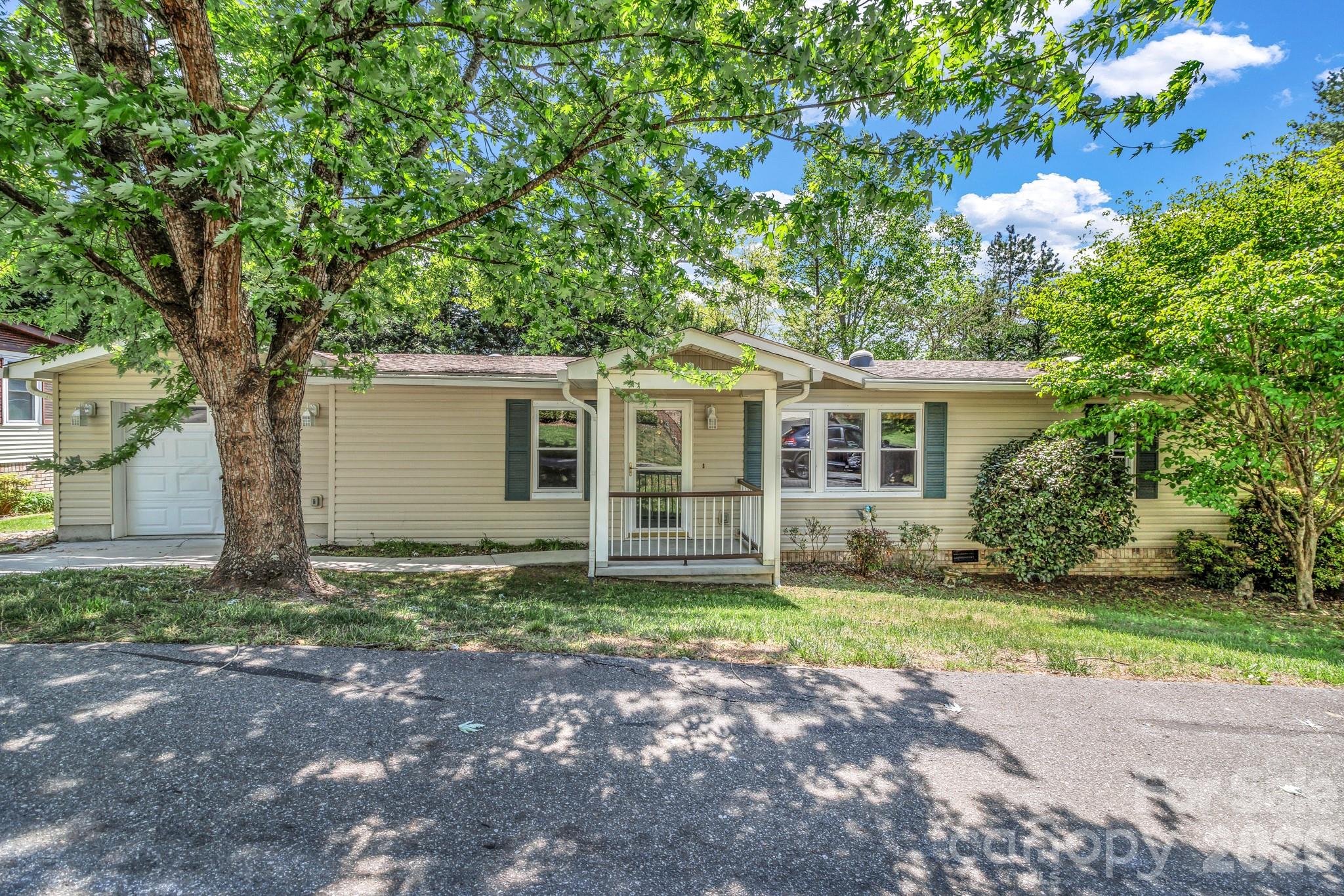 Photo 1 of 31 — 405 Deerfield Court, Hendersonville, NC 28792