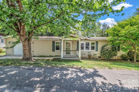Photo of 405 Deerfield Court, Hendersonville, NC 28792 (MLS # 4349057)