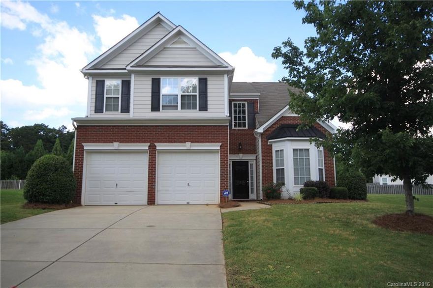 Light & Airy open floor plan, 4BR, 2.5BA, formal dining & living rooms, new granite in kitchen, fireplace, large master suite with sitting area, 2nd bedrooms are very spacious.   Convenient to shopping and uptown Charlotte.  This is a must see!