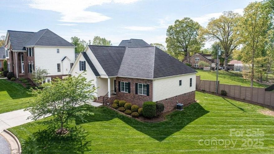 Beautiful 4BR/2.5BA home in the Viewmont area of Hickory near Jenkins Elementary.  One level ranch with bedroom & half bath above the garage.  The floor plan is very open with family room, dining room & kitchen.  Granite counter tops and backsplash with stainless steel appliances.  Hardwood floors in family room, dining room & primary bedroom.  Tile in kitchen & bathrooms.  Two car attached garage.  Back deck overlooking private
backyard.  Home is in a cul-de-sac.