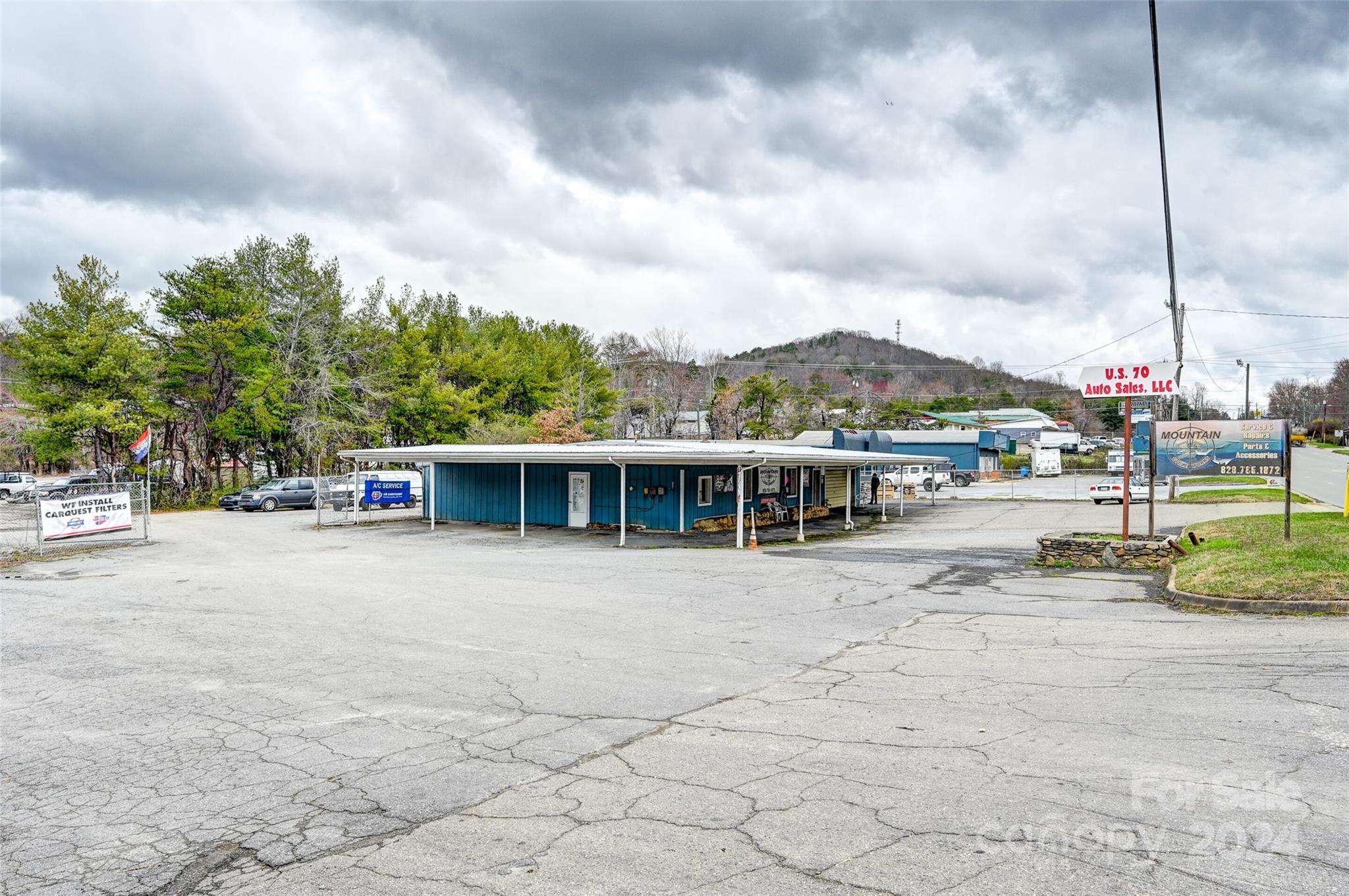 Main image without alt text