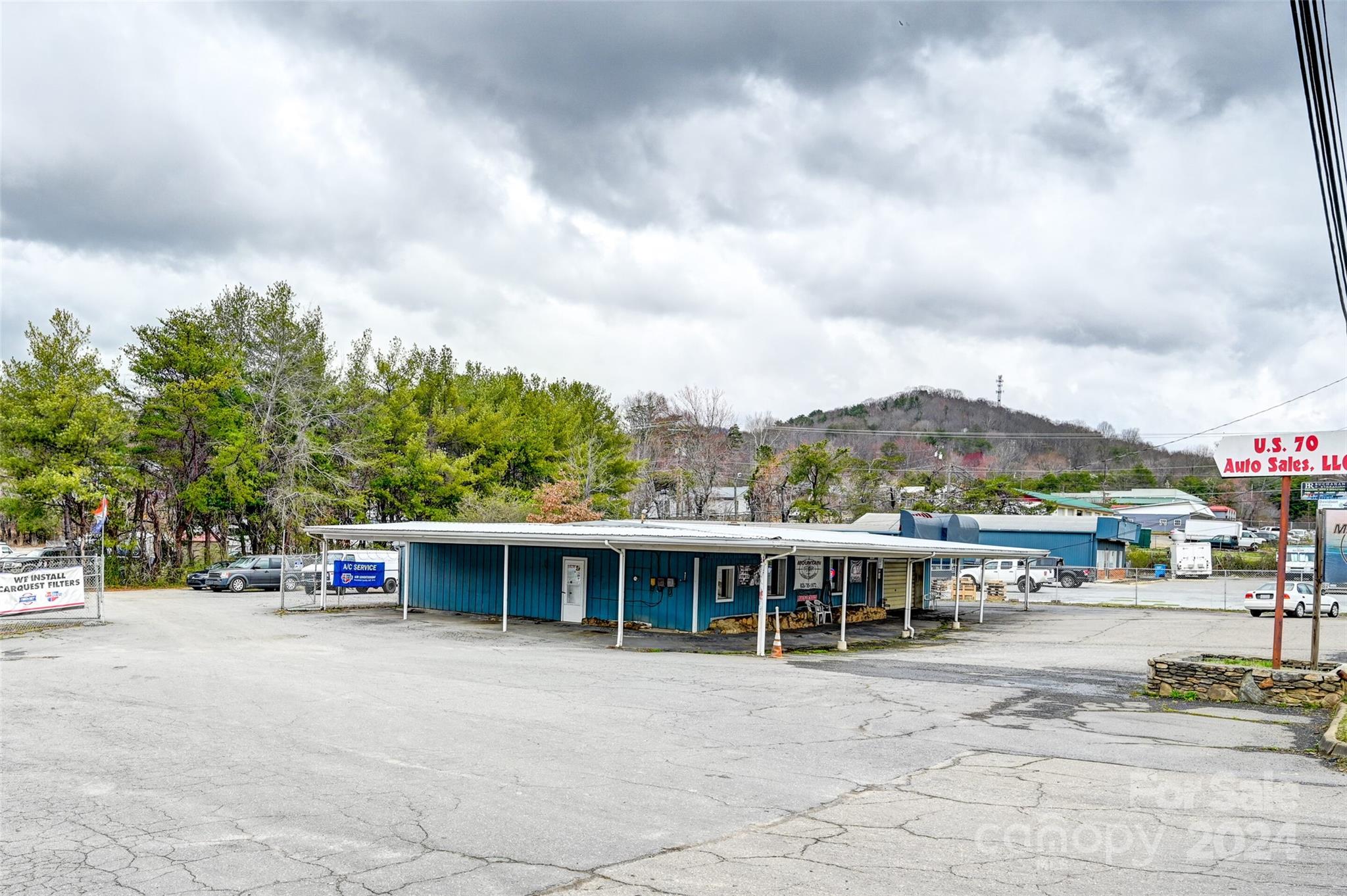 Main image without alt text