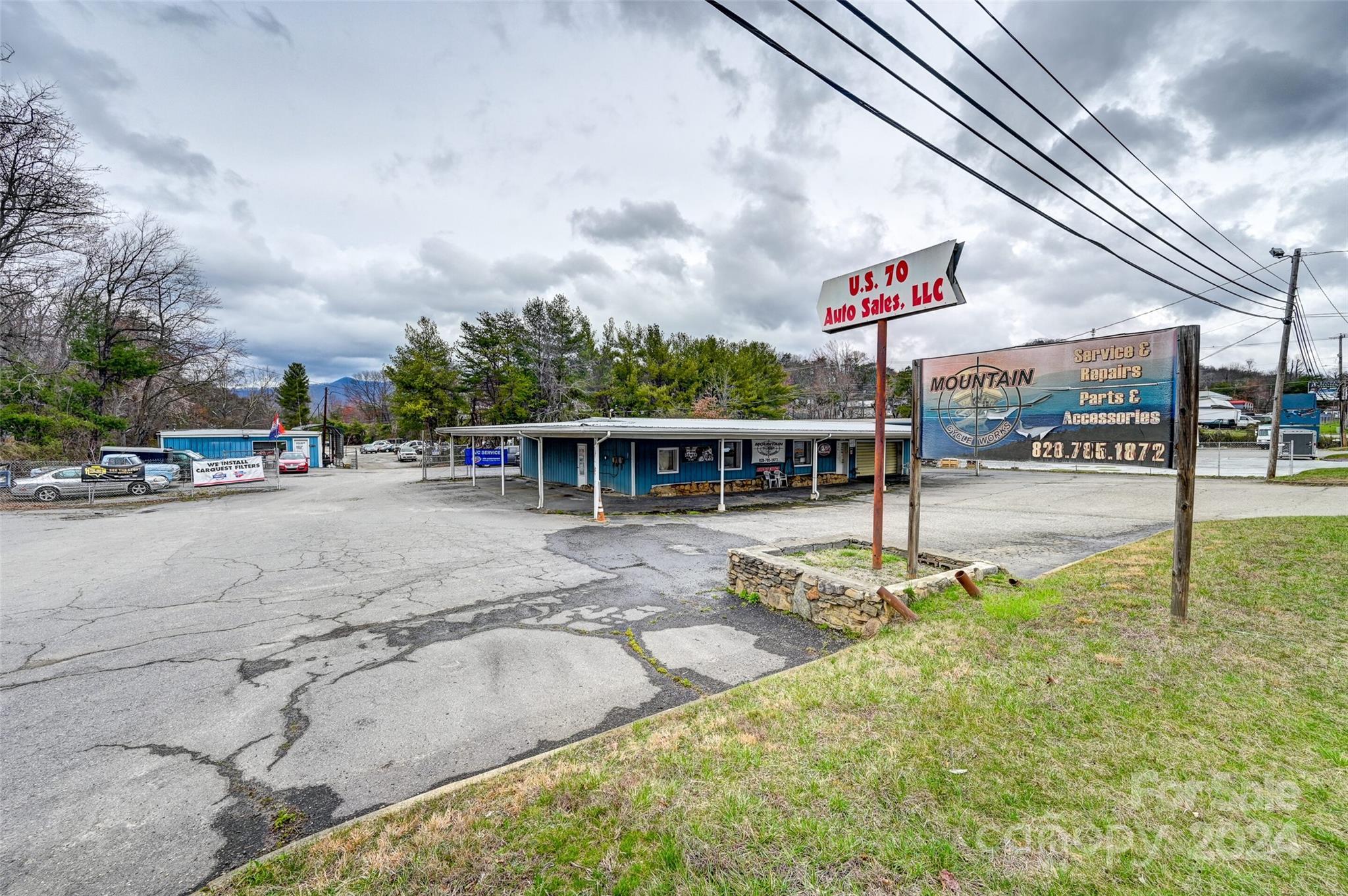 Main image without alt text