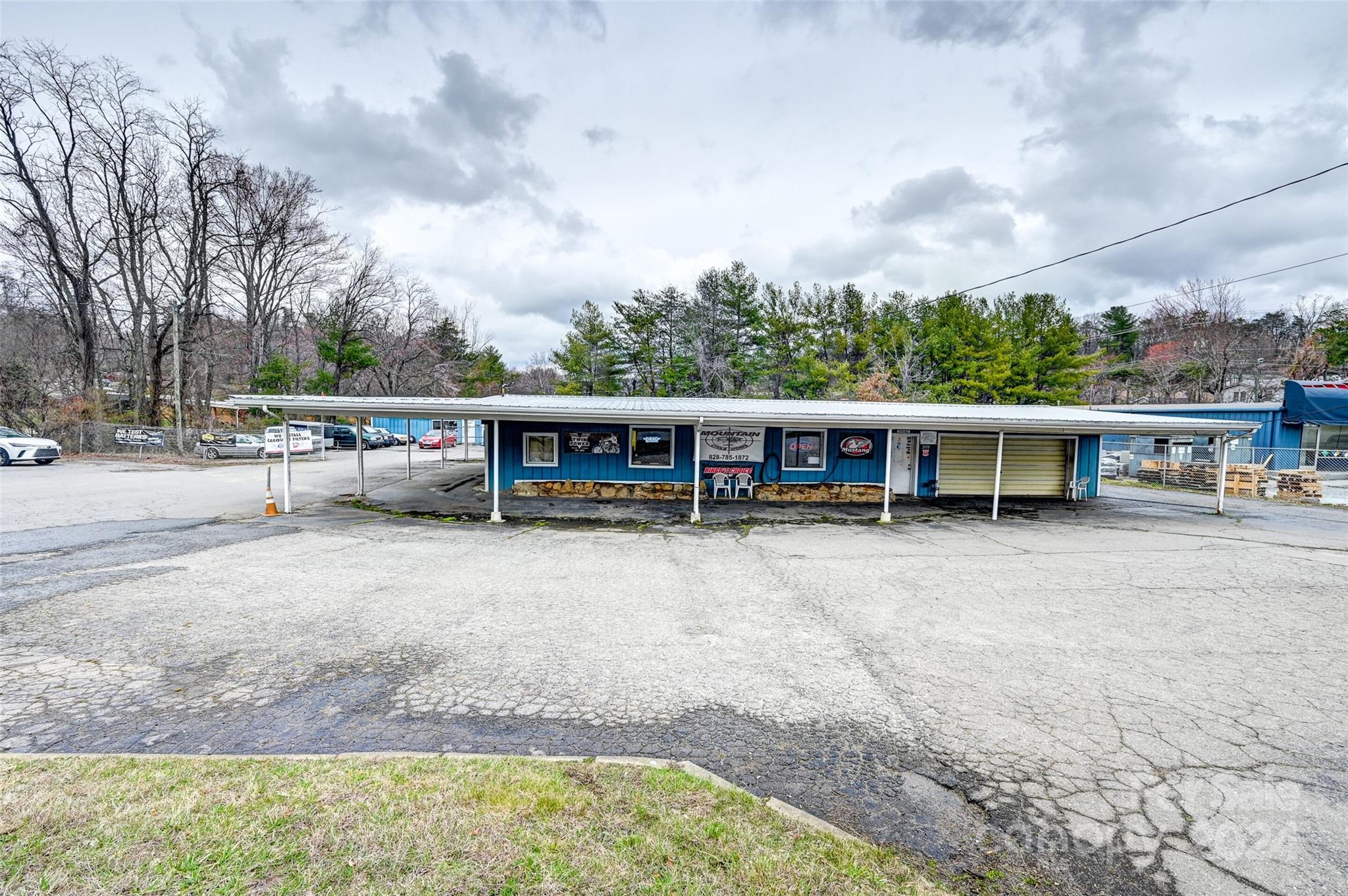 Main image without alt text