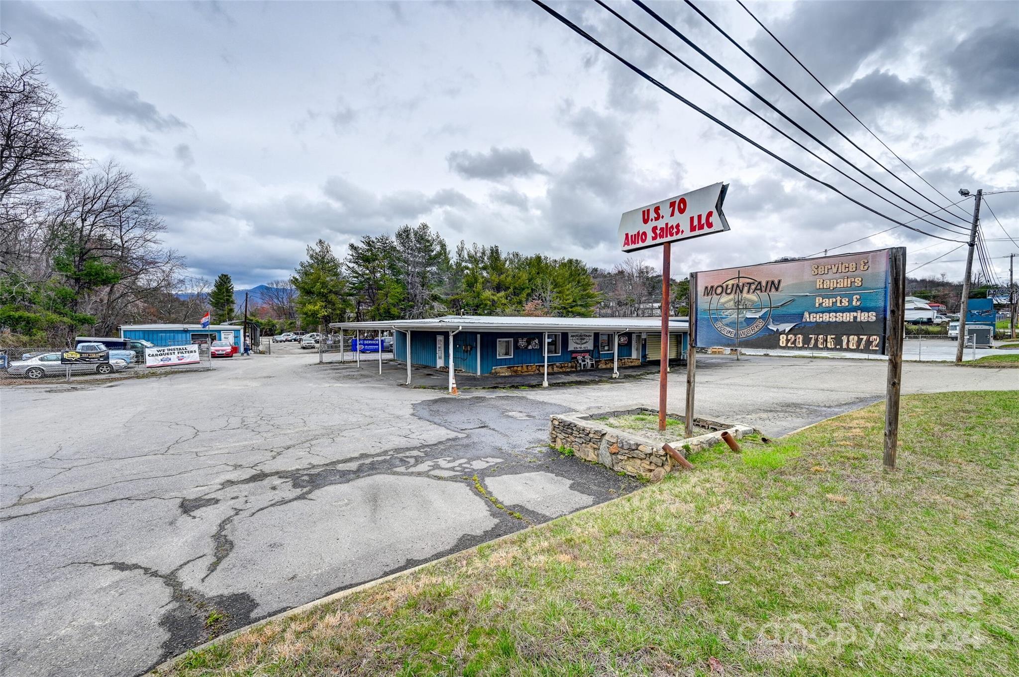 Main image without alt text