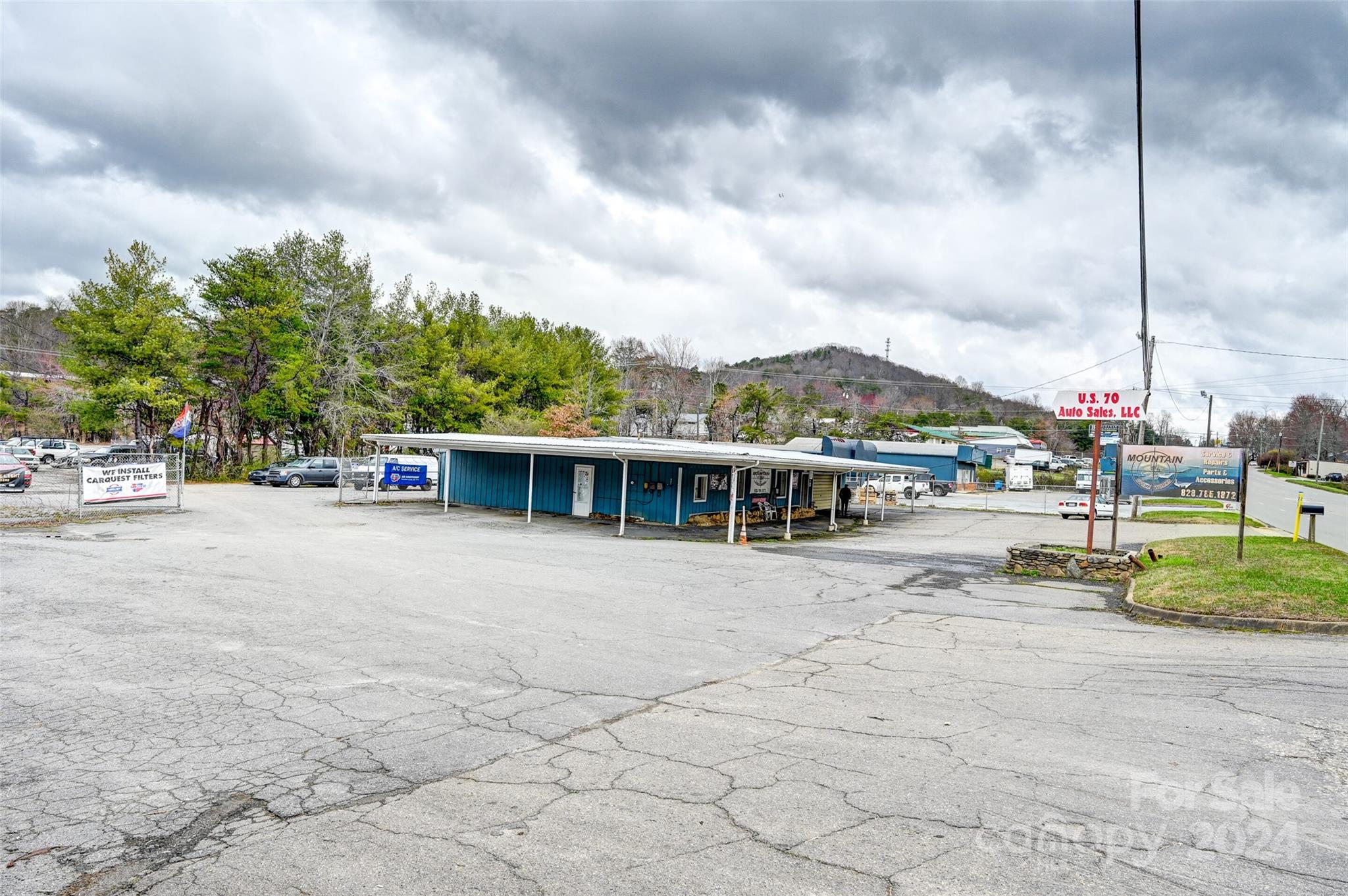 Main image without alt text