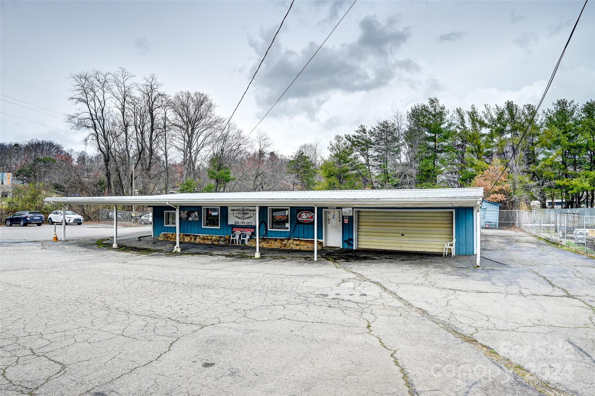 Main image without alt text