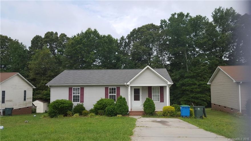 NEW PAINT AND CARPET IN THIS THREE BEDROOM HOME. GOOD PRICE AND CONVENIENT LOCATION.