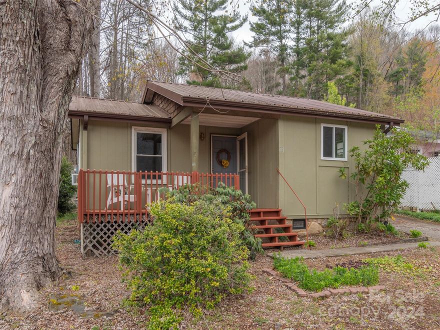 Quaint two bedroom mountain cottage welcomes you home just a short walking distance to Maggie Valley Country Club. Come sit on the front porch and drink coffee while you enjoy big mountain views. Easy access. Short and long term rentals are allowed. City water/sewer.