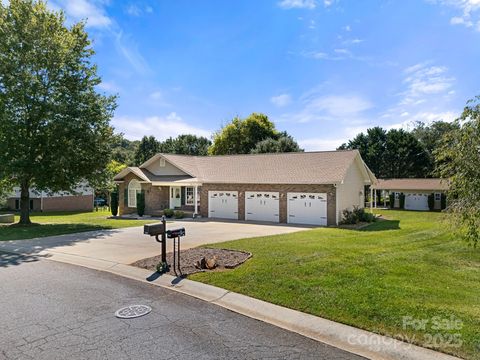 Photo of 1502 Farmington Hills Drive, Conover, NC 28613 (MLS # 4299415)