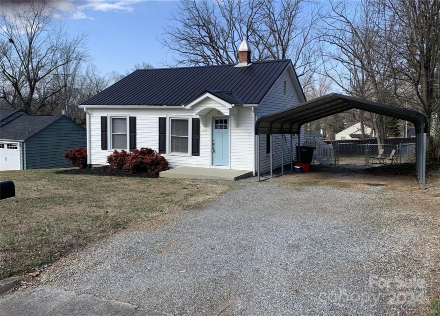 Recently Remodeled and Quaint 2 BR/1BA Bungalow located in South Newton. Amenities include NEW carpet and linoleum flooring, NEW paint, and NEW Ceiling Fans. Metal roof is less than 6 years old, and central AC is less than 4 years old. Very nice lot with fenced-in back yard, featuring a 18' X 20' Single attached carport, as well as a partially covered 8' X 10' rear deck. Conveniently located close to schools, shopping, and major transportation. You don't want to miss this gorgeous gem.