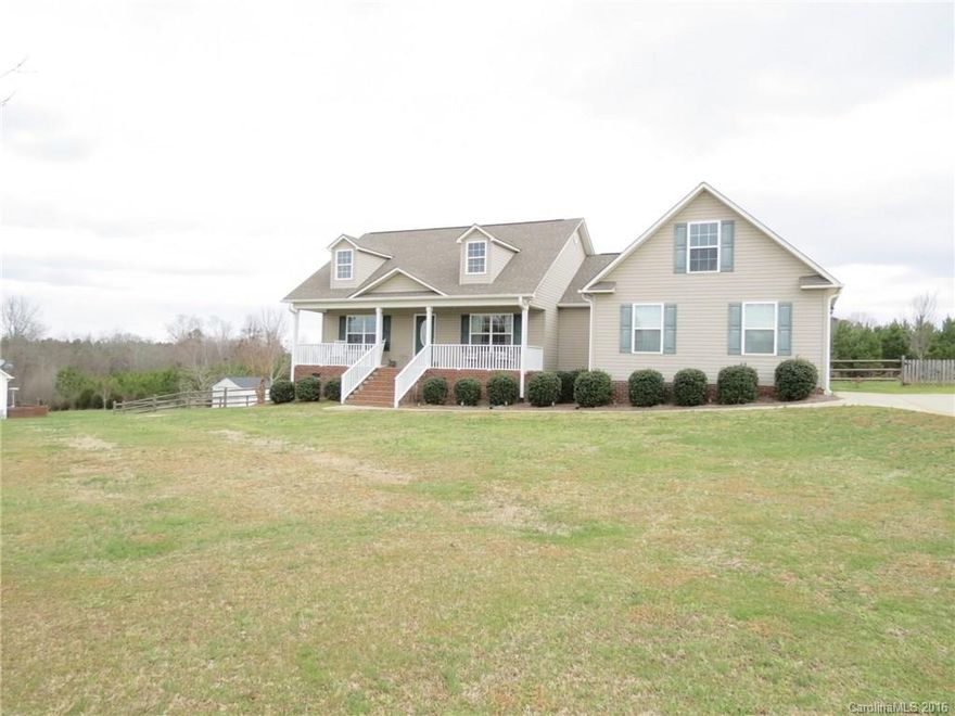 Very open 3 bedroom/2 bath house.  Split floor plan.  Open living room with fireplace and open kitchen.  Breakfast area and formal dining room area.  Master bedroom with master bath includes double sink and garden tub with separate shower.  There is plenty of closet space in all of the bedrooms.  Covered front porch and covered back deck.  Large fenced in back yard.