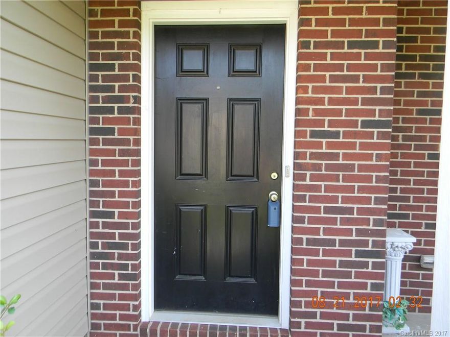 Price REDUCED.......Beautiful home in Rock Hill... If you are looking for a wonderful open floorplan...... This is it!!!! come tour the open kitchen, nook, family room, master suite with walk-in closet. Why talk about all the extras when seeing is believing!!!!