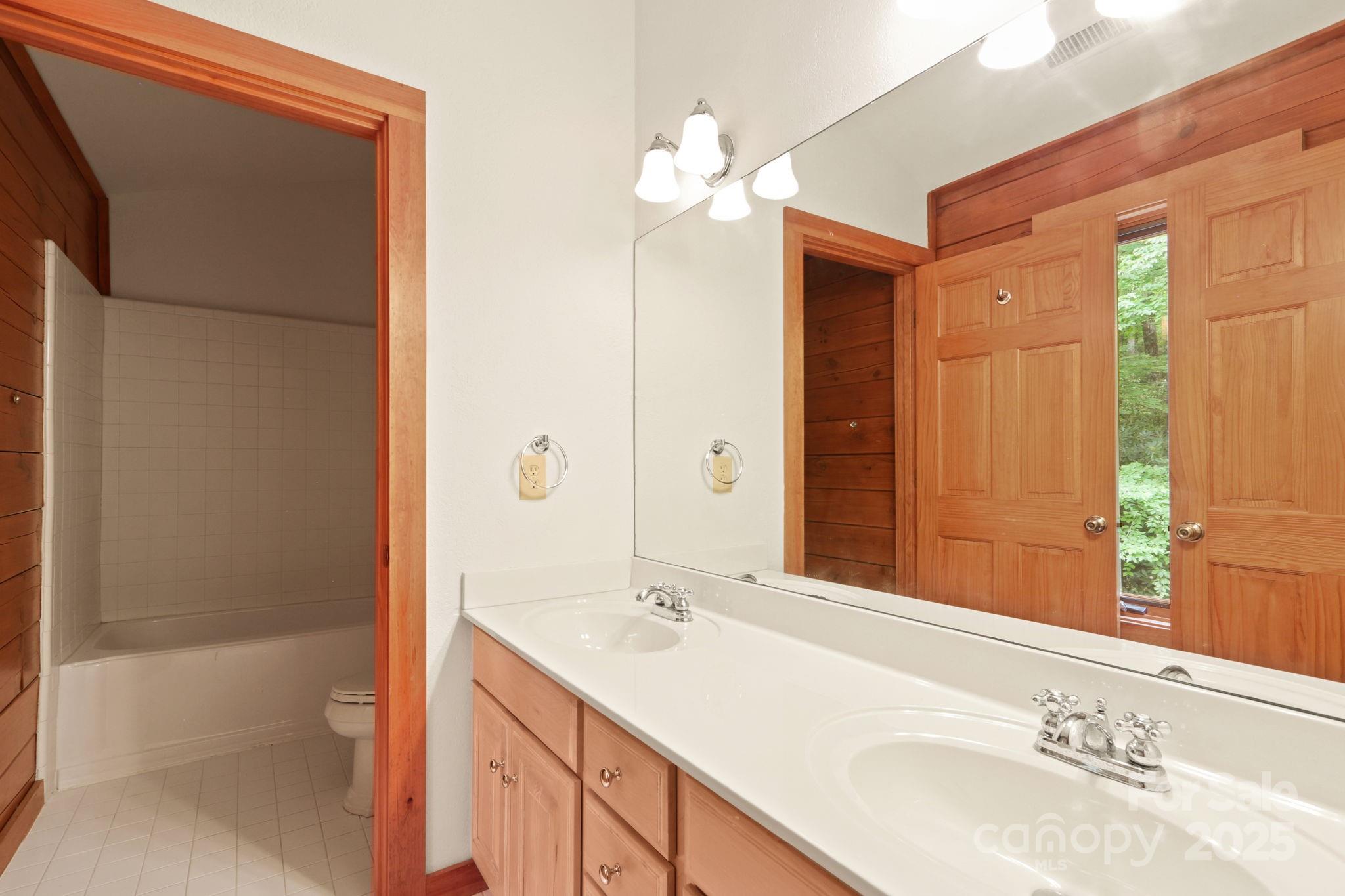 Blowing Rock, North Carolina 28605, United States, 4 Bedrooms Bedrooms, ,4 BathroomsBathrooms,Residential,Active,35497