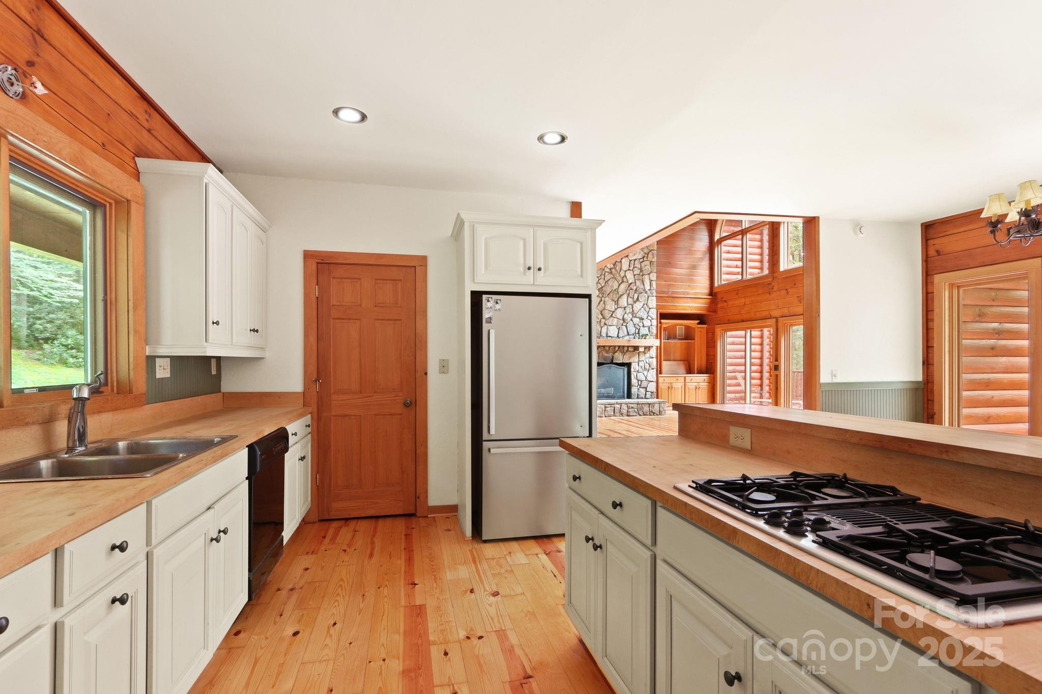 Blowing Rock, North Carolina 28605, United States, 4 Bedrooms Bedrooms, ,4 BathroomsBathrooms,Residential,Active,35497