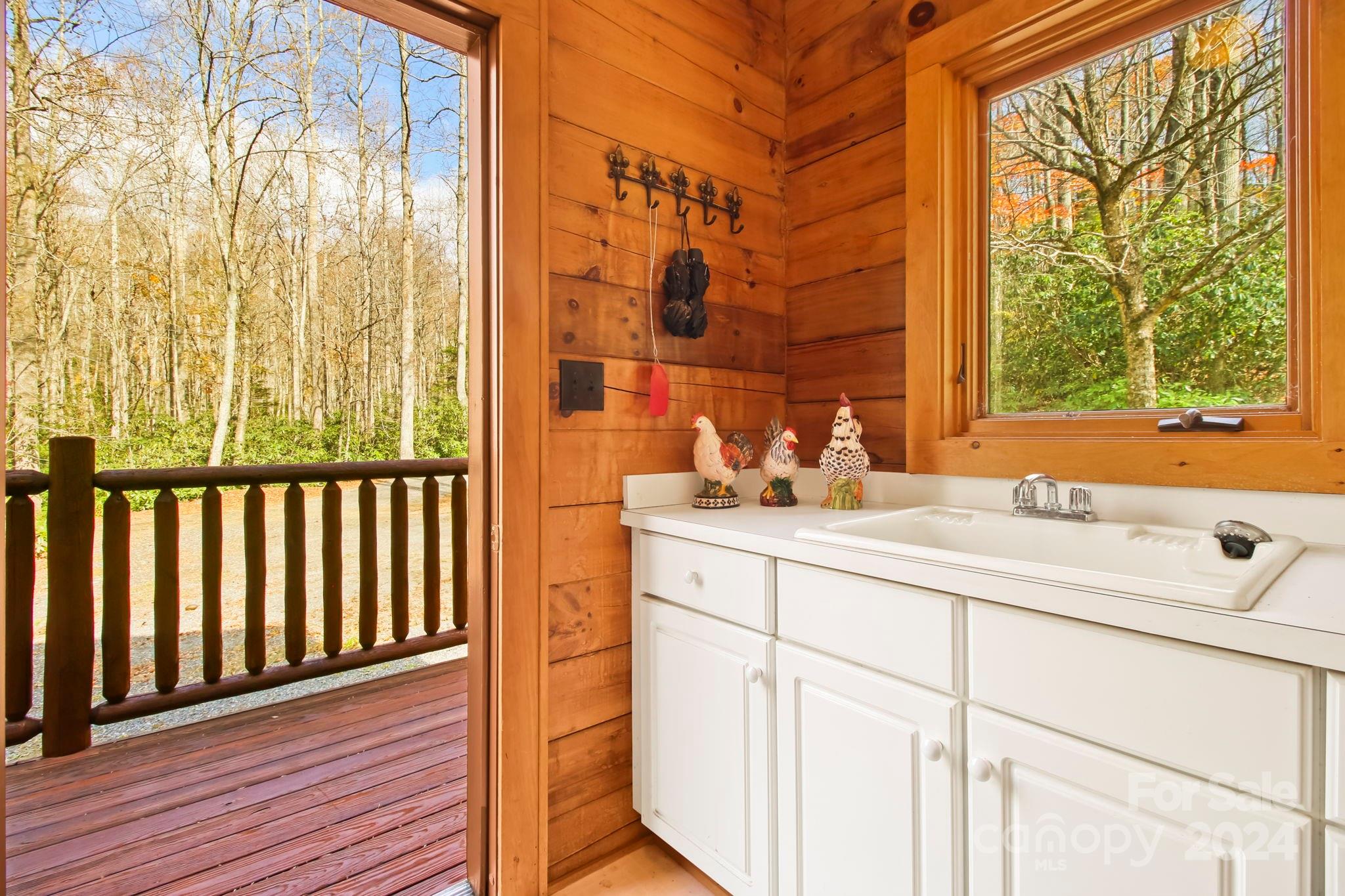 Blowing Rock, North Carolina 28605, United States, 4 Bedrooms Bedrooms, ,4 BathroomsBathrooms,Residential,Active,35497