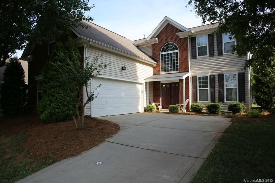 Excellent home with large fenced yard. Three Bedrooms and Bonus Room, formal Dining Room, Garden Tub in Master, beautifully decorated. Upgraded flooring and ready to move in! Across from the Gazebo on a corner lot.  home warranty.