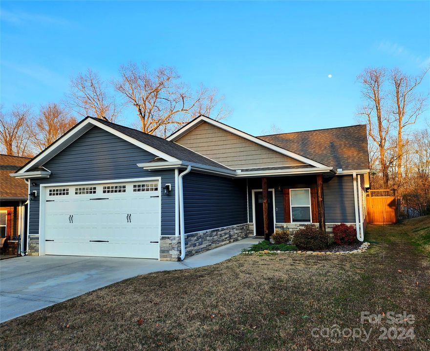 Gorgeous, immaculate, updated modern Craftsman with open floor plan for easy, comfortable one-level living. 3 br/2 full bath with walk-in
laundry room. Granite countertops, handsome dark cabinetry and SS appliances in kitchen. All appliances convey including refrigerator,
washer and dryer. Dining area with tons of natural light. Primary bedroom with large walk-in closet and bath with double granite vanities.
Convenient walk-in laundry room with additional granite countertop and storage. Updated flooring throughout including LVP and carpet. Ceramic
tile in bathrooms and laundry. Large fenced-in backyard with lovely (recent) patio covering. Attached, immaculate two-car garage with shelving.
Amazing Greer location close to Wade Hampton convenient to everything. No HOA! Ring camera and doorbell do not covey.