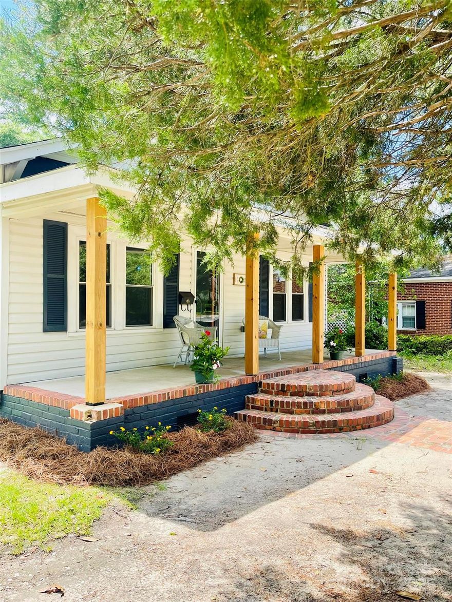 PRICED TO SELL!
Welcome to this charming residence located on Huger St in Cheraw, SC. 2 bed 1 bath newly renovated  home on 357 Huger St Cheraw SC 29520. .27acre
New kitchen cabinetry/stainless sink and faucets, new appliances, new LVP throughout, new tile floor in kitchen, bath,