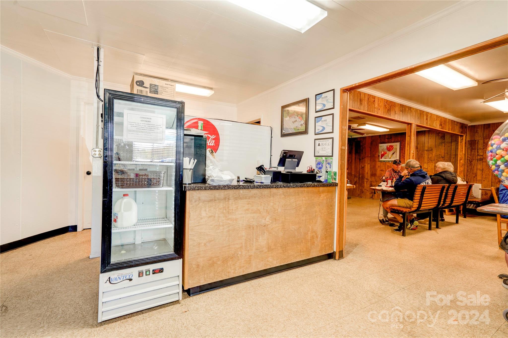 Main image without alt text