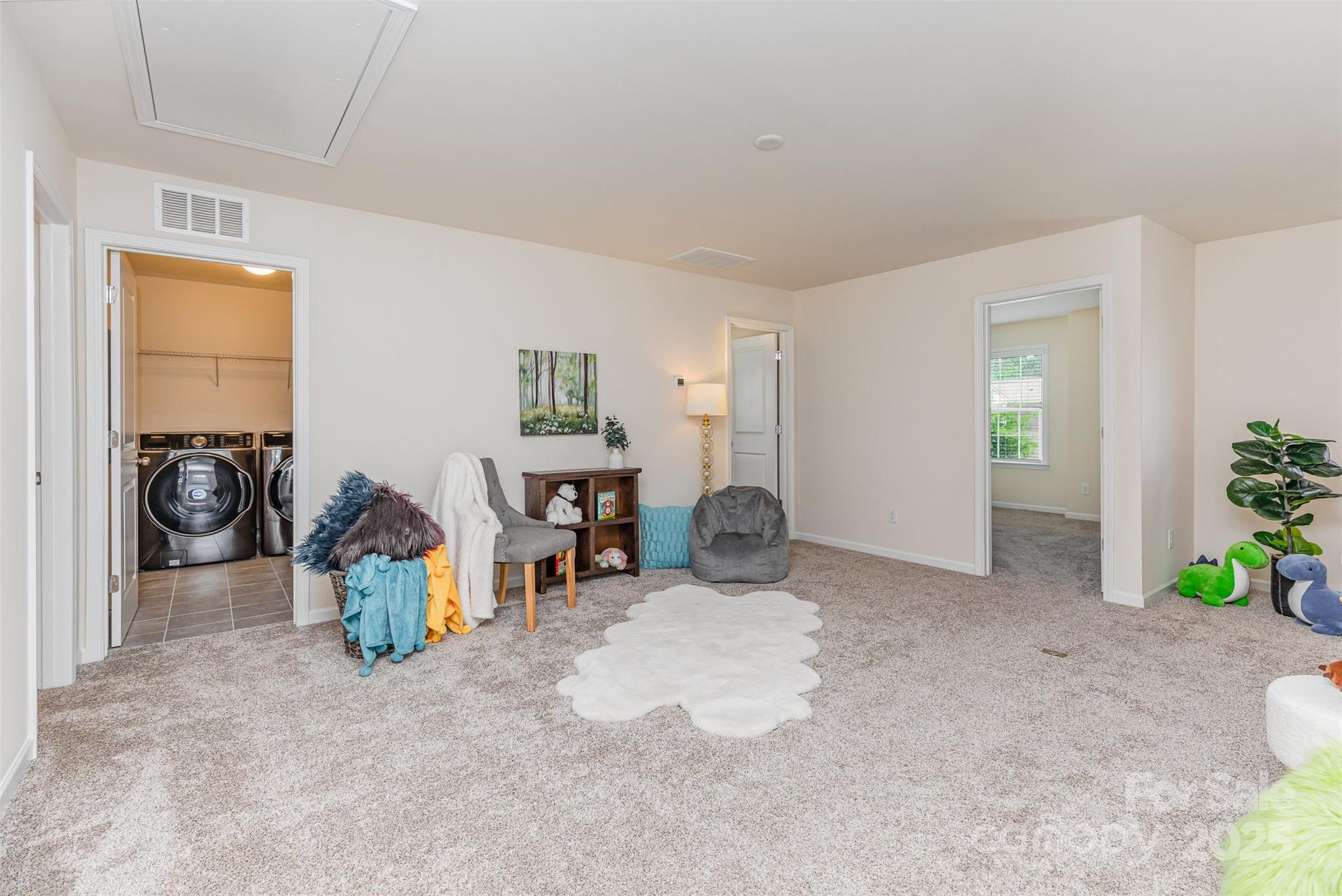 Charlotte, North Carolina 28210, United States, 4 Bedrooms Bedrooms, ,3 BathroomsBathrooms,Residential,Under Contract,154073