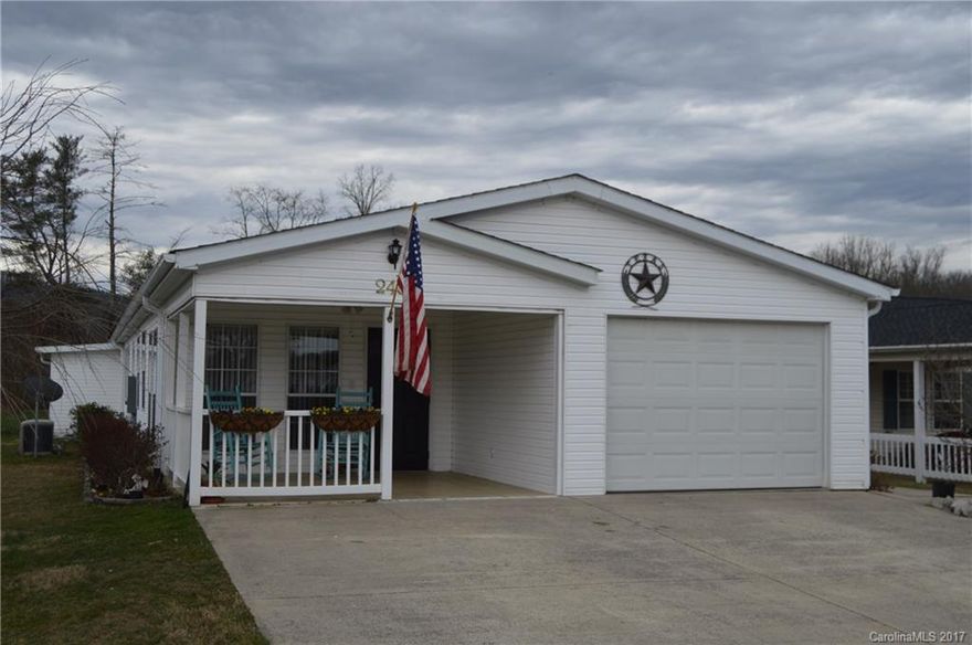 Delightful Spacious Home in a Superior 55+ Community. RIVERWIND is centrally located, with  easy access to Hendersonville-Brevard-Asheville. 27-HOLE Etowah Golf Course is nearby. Friendly Community, Well Maintained
Premises. Great Place to Live and Love Life.(Generator Negotiable)