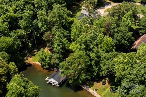 Single Family Residence in Sherrills Ford NC 1420 Roundstone Road.jpg