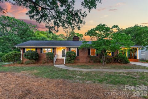Photo of 5430 Finsbury Place, Charlotte, NC 28211 (MLS # 4382278)