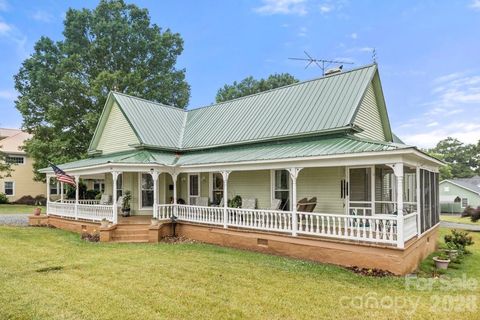 Photo of 110 N Main Avenue, Maiden, NC 28650 (MLS # 4385571)