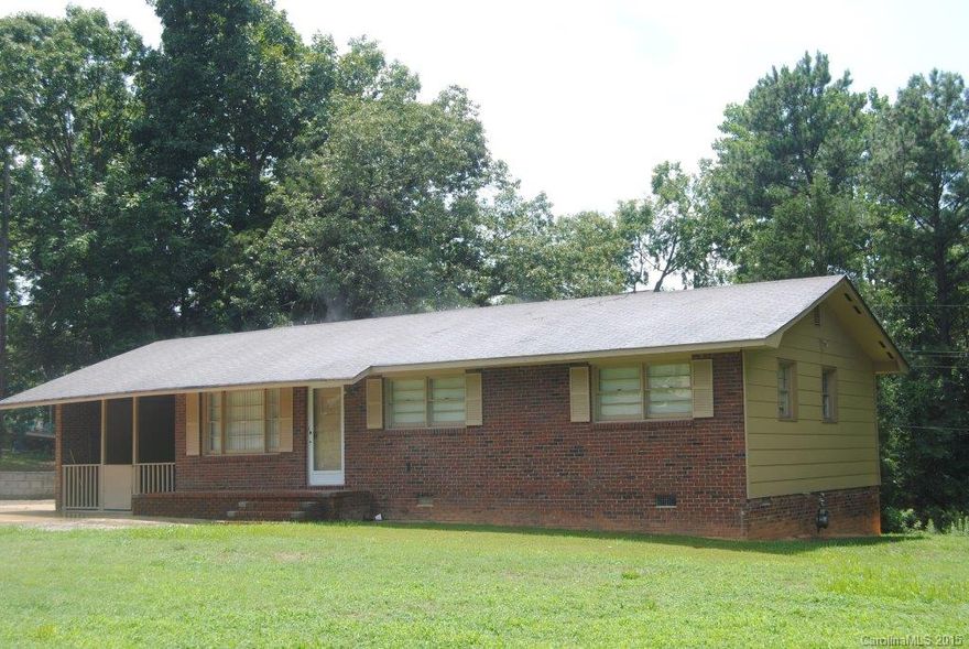 A great ranch home, lots of cabinets in kitchen, breakfast area, 2 lots, great backyard, plenty of concrete parking area, carport, storage building, new gas stove, freshly painted. Minutes to I-77. A great deal!
