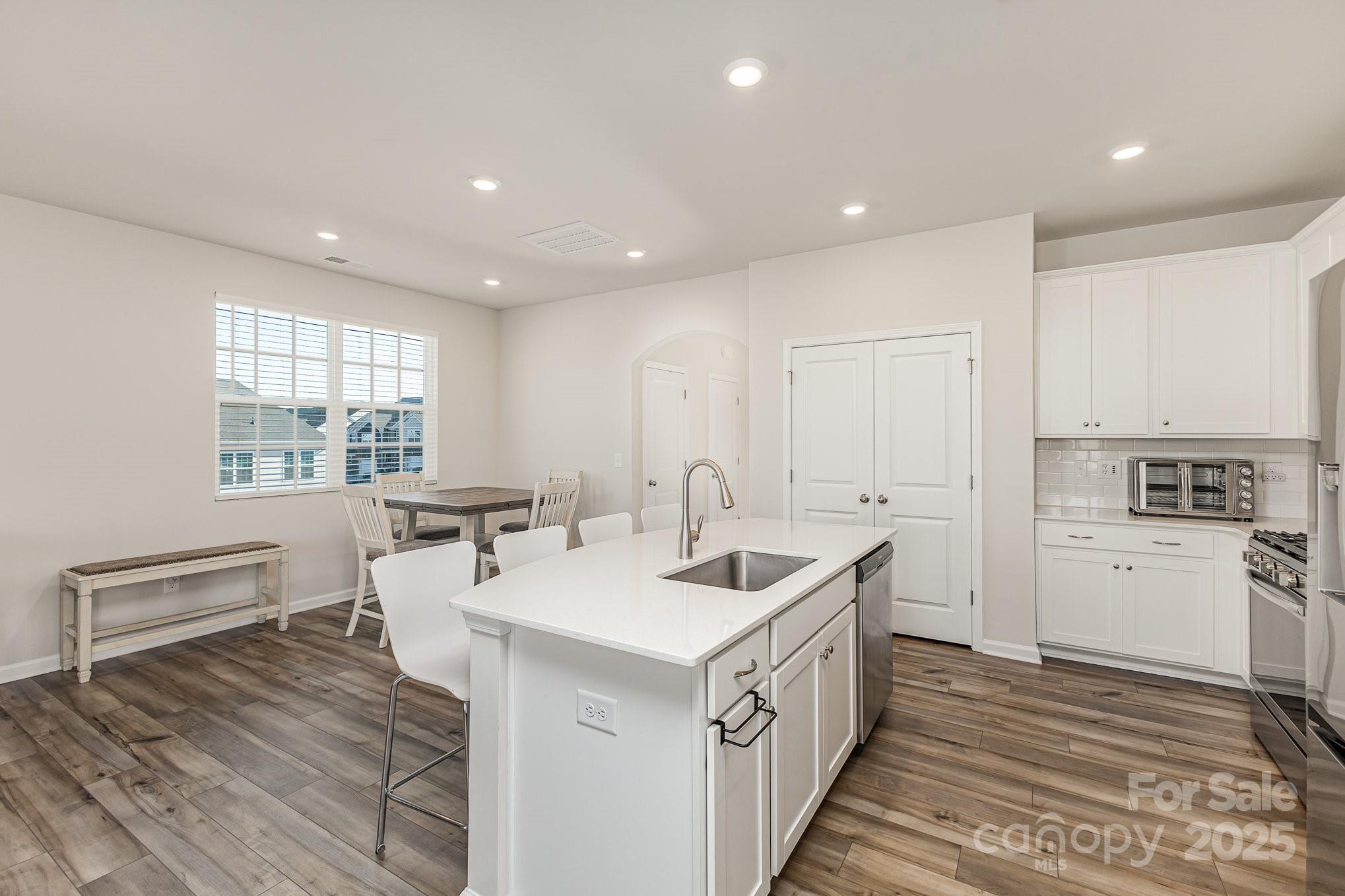 6048 Chelsea Oaks Ridge