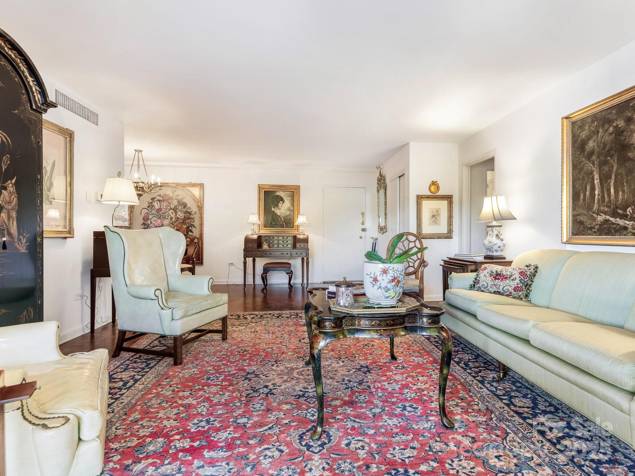 1300 Queens Road 401