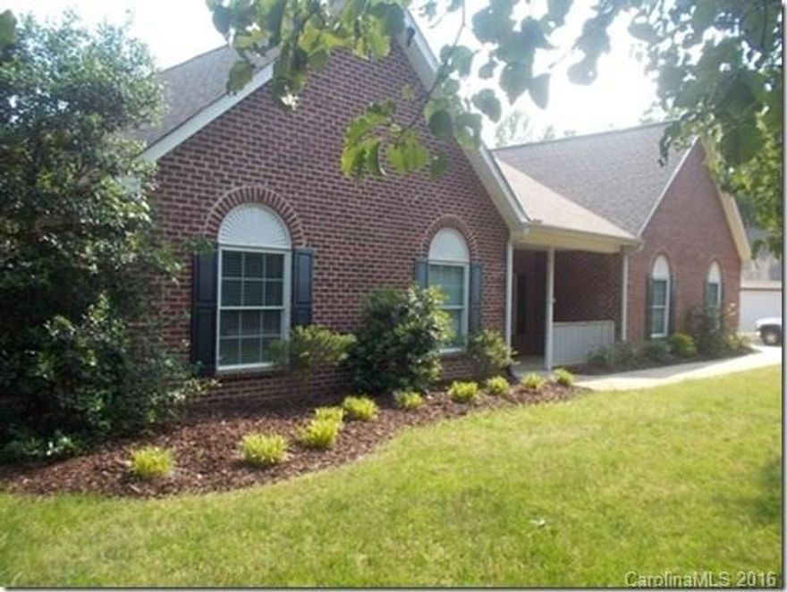 Privacy, Location! All brick ranch w/huge 28'x40' all brick detached building / workshop. Living Room features skylights & see-thru fireplace that also warms the master bedroom. Open floor plan flows into spacious breakfast & kitchen w/2 sinks, gas cooktop, double wall oven, desk area. Large walk in pantry, Office, Flex room, Large Laundry w/sink. Bonus room & walk in attic on upper floor. Private yard w/mature trees. Desirable area in Ft Mill schools. Bank appraised at $420,000. Must see!