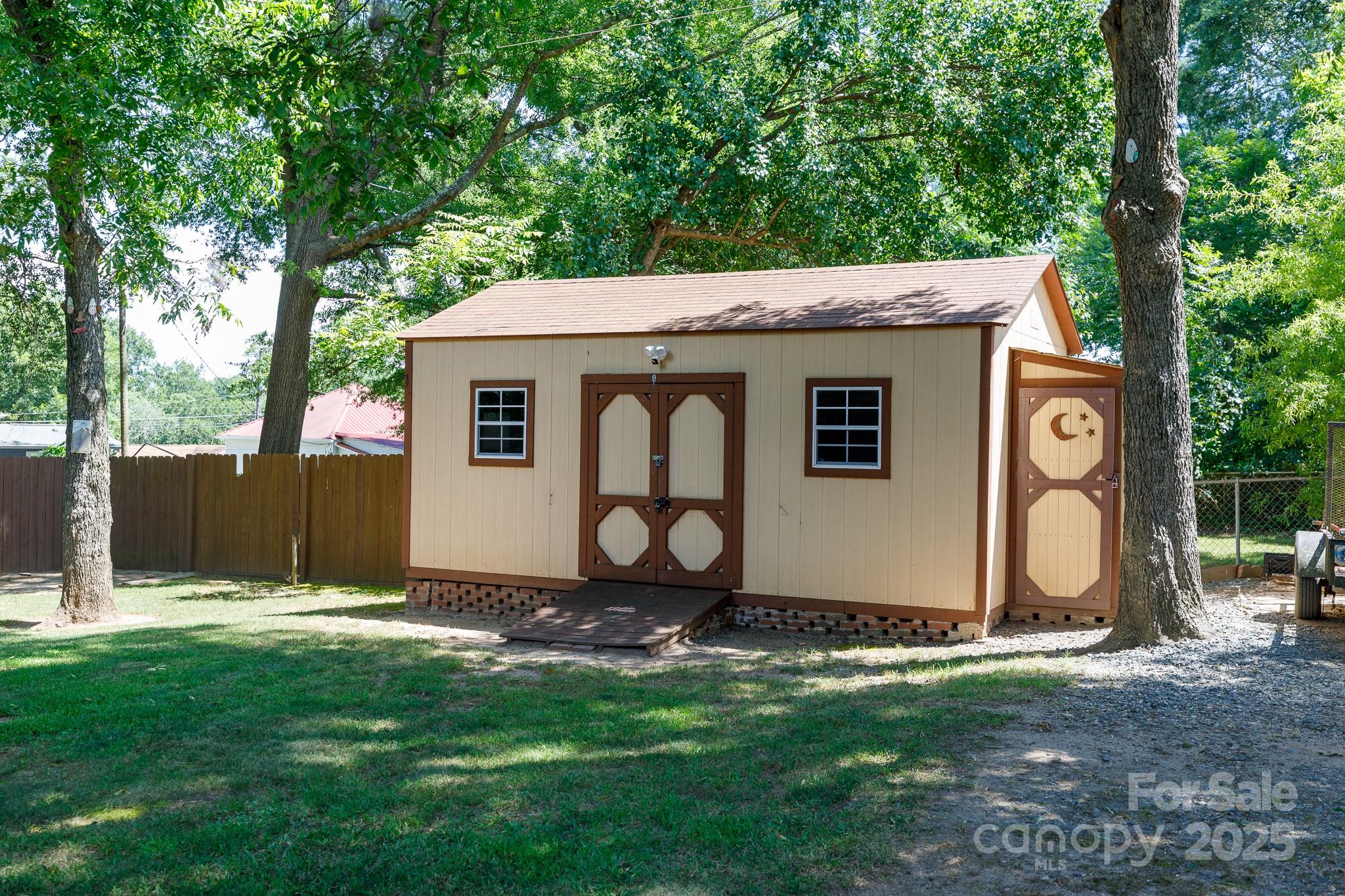 206 Hawthorne Lane
