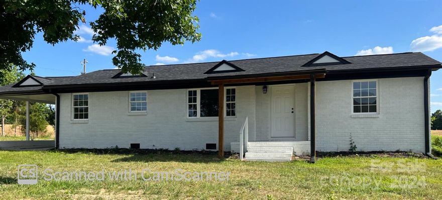 ¡Oportunidad única! Descubre esta impresionante casa completamente renovada, ubicada en una tranquila zona a las afueras de la ciudad. Con más de 1200 pies cuadrados, esta propiedad ofrece un diseño moderno y funcional, ideal para familias o quienes buscan un hogar amplio y acogedor. No pierdas la oportunidad de hacerla tuya.