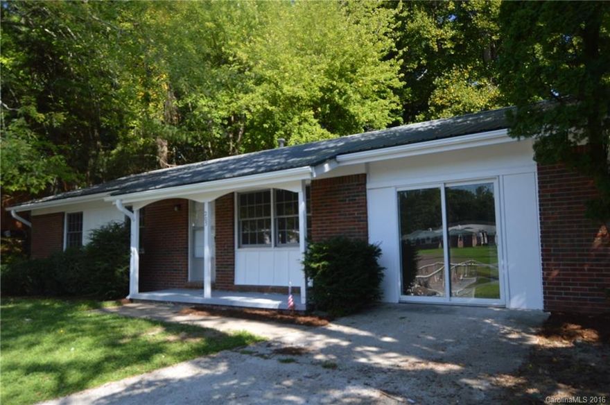 >>NEW REDUCED PRICE<<<GREAT IN-TOWN Home at an Affordable Price. Covered Front Porch-Covered Rear Patio. Very Convenient to Downtown Amenities and Shopping. Call for an Appointment today! Won't be on the market long.