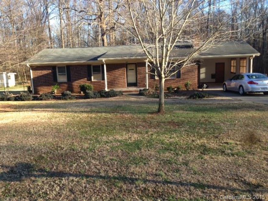 Move in condition, this 3 bedroom brick home includes a fenced yard, quaint neighborhood and desirable schools.
New paint, countertops, back patio with huge backyard make this a must-see property!