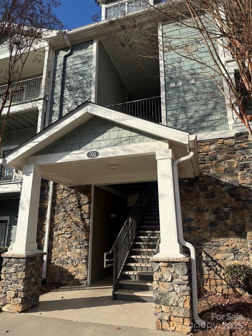 Beautiful large 2 bedroom, 2 bath condominium with open floorplan, This condo is located on the ground floor overlooking picnic areas, Located in an established community with many amenities including; Swimming Pool, Fitness Center, Business Center with Wifi , Nature Paths, Playground and Dog Park. Beautiful and sought after community, this one won't last long. This condo is vacant and ready to show.